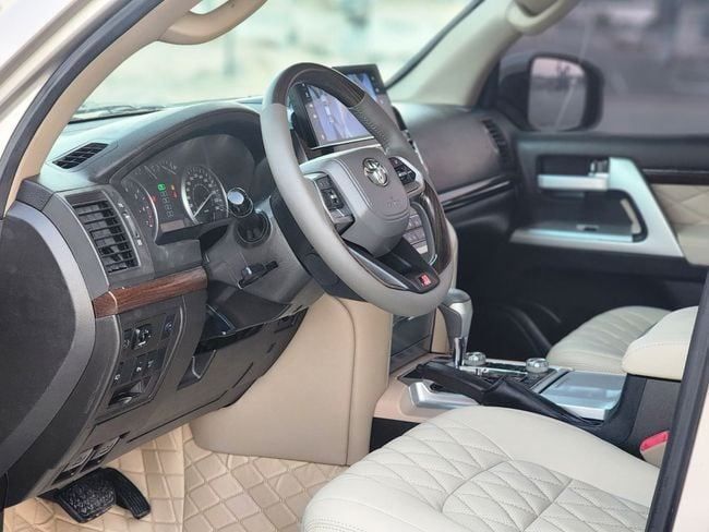 Подержанный Toyota Land Cruiser 200 Series, 5.7 л, 2010 в Шардже от Nassem Al Sham Used Cars Золотистый цвет. GCC | AUTO.AE