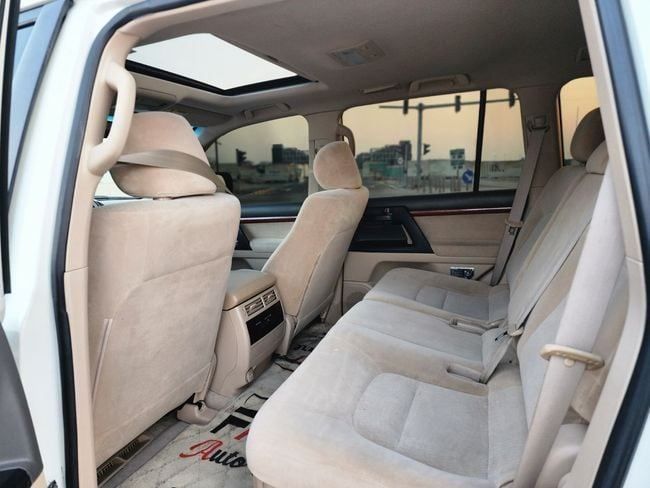 Подержанный Toyota Land Cruiser 200 Series Рестайлинг 1, 4.6 л, 2014 в Шардже от Nassem Al Sham Used Cars Белый цвет. GCC | AUTO.AE