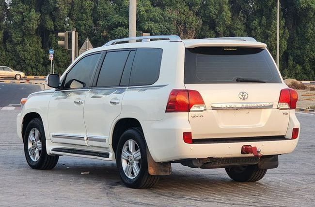 Подержанный Toyota Land Cruiser 200 Series Рестайлинг 1, 4.6 л, 2014 в Шардже от Nassem Al Sham Used Cars Белый цвет. GCC | AUTO.AE
