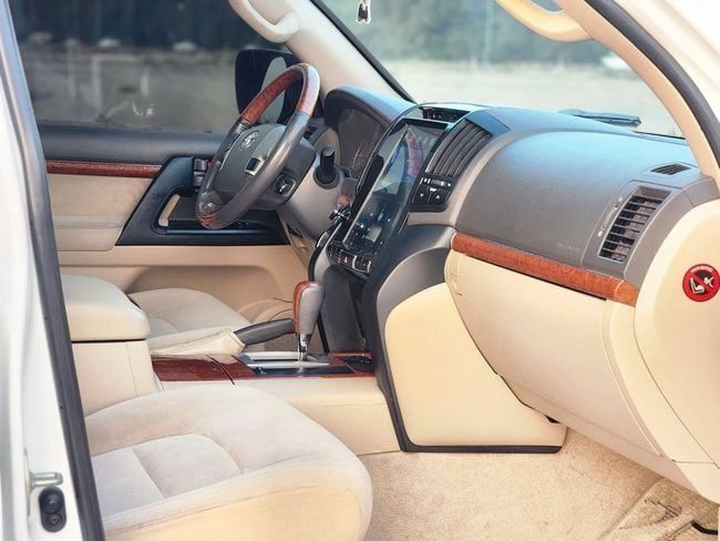 Подержанный Toyota Land Cruiser 200 Series Рестайлинг 1, 4.6 л, 2014 в Шардже от Nassem Al Sham Used Cars Белый цвет. GCC | AUTO.AE