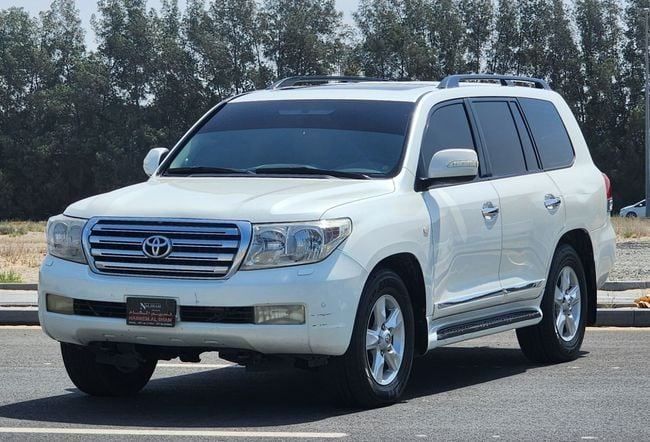 Подержанный Toyota Land Cruiser 200 Series, 5.7 л, 2010 в Шардже от Nassem Al Sham Used Cars Белый цвет. GCC | AUTO.AE