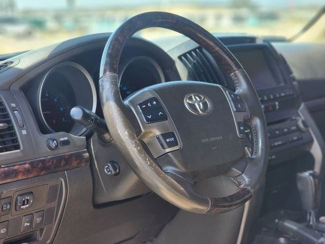 Подержанный Toyota Land Cruiser 200 Series, 5.7 л, 2010 в Шардже от Nassem Al Sham Used Cars Белый цвет. GCC | AUTO.AE