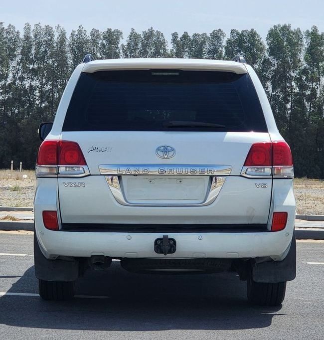 Подержанный Toyota Land Cruiser 200 Series, 5.7 л, 2010 в Шардже от Nassem Al Sham Used Cars Белый цвет. GCC | AUTO.AE