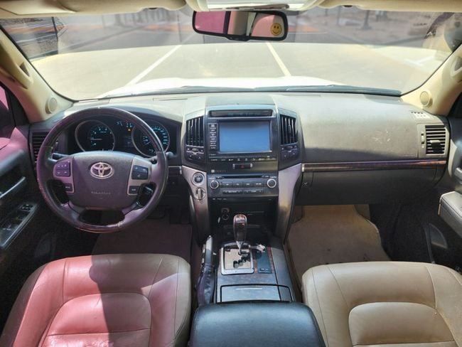 Подержанный Toyota Land Cruiser 200 Series, 5.7 л, 2010 в Шардже от Nassem Al Sham Used Cars Белый цвет. GCC | AUTO.AE