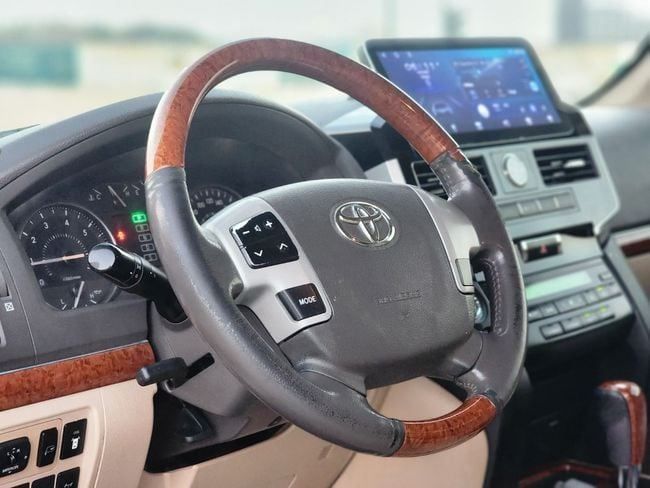 Подержанный Toyota Land Cruiser 200 Series Рестайлинг 1, 4.6 л, 2013 в Шардже от Nassem Al Sham Used Cars Белый цвет. GCC | AUTO.AE