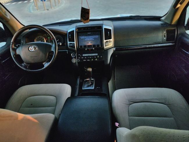 Подержанный Toyota Land Cruiser 200 Series, 5.7 л, 2009 в Шардже от Nassem Al Sham Used Cars Белый цвет. GCC | AUTO.AE