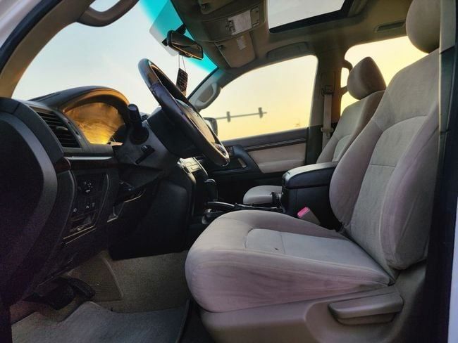 Подержанный Toyota Land Cruiser 200 Series, 5.7 л, 2009 в Шардже от Nassem Al Sham Used Cars Белый цвет. GCC | AUTO.AE