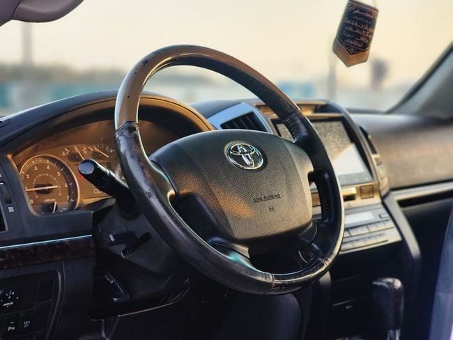 Подержанный Toyota Land Cruiser 200 Series, 5.7 л, 2009 в Шардже от Nassem Al Sham Used Cars Белый цвет. GCC | AUTO.AE