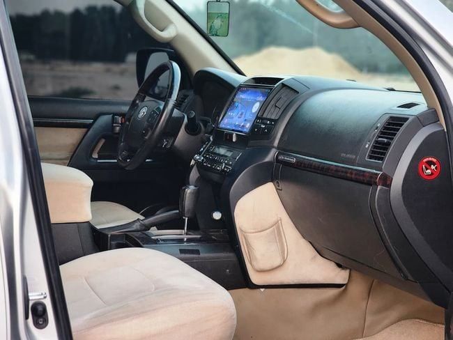 Подержанный Toyota Land Cruiser 200 Series, 5.7 л, 2011 в Шардже от Nassem Al Sham Used Cars Серебристый цвет. GCC | AUTO.AE