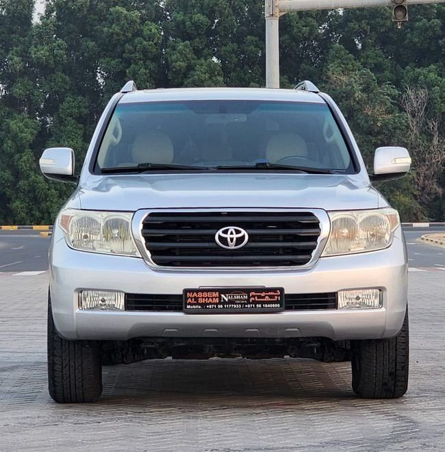 Подержанный Toyota Land Cruiser 200 Series, 5.7 л, 2011 в Шардже от Nassem Al Sham Used Cars Серебристый цвет. GCC | AUTO.AE