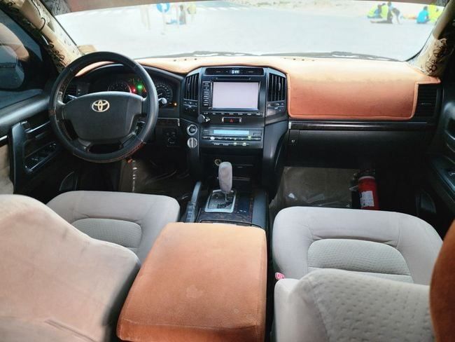 Подержанный Toyota Land Cruiser 200 Series, 5.7 л, 2010 в Шардже от Nassem Al Sham Used Cars Белый цвет. GCC | AUTO.AE