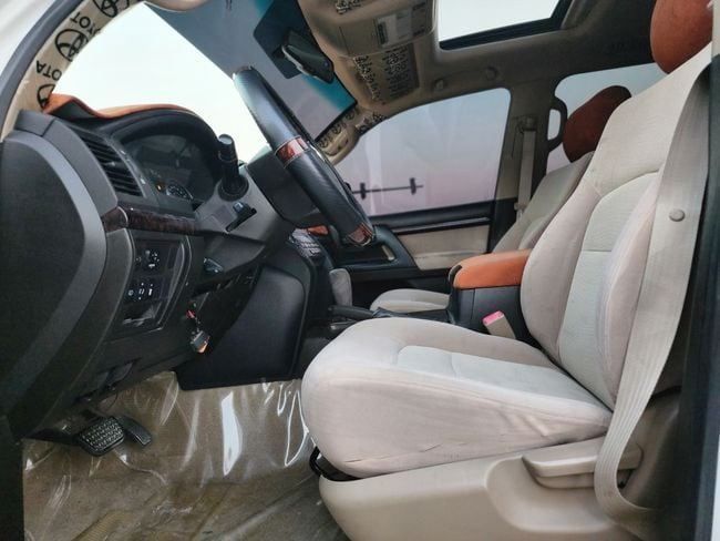 Подержанный Toyota Land Cruiser 200 Series, 5.7 л, 2010 в Шардже от Nassem Al Sham Used Cars Белый цвет. GCC | AUTO.AE