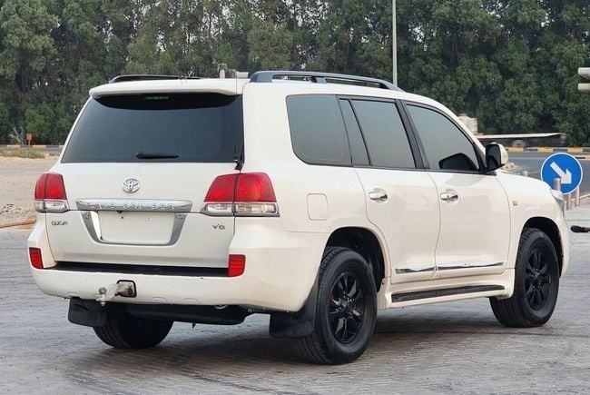 Подержанный Toyota Land Cruiser 200 Series, 5.7 л, 2010 в Шардже от Nassem Al Sham Used Cars Белый цвет. GCC | AUTO.AE