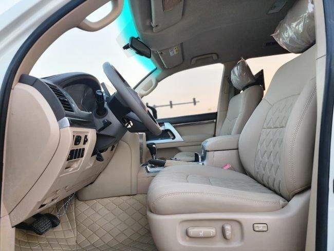 Подержанный Toyota Land Cruiser 200 Series Рестайлинг 1, 4.6 л, 2014 в Шардже от Nassem Al Sham Used Cars Белый цвет. GCC | AUTO.AE