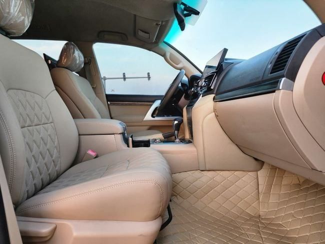 Подержанный Toyota Land Cruiser 200 Series Рестайлинг 1, 4.6 л, 2014 в Шардже от Nassem Al Sham Used Cars Белый цвет. GCC | AUTO.AE