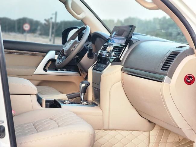 Подержанный Toyota Land Cruiser 200 Series Рестайлинг 1, 4.6 л, 2014 в Шардже от Nassem Al Sham Used Cars Белый цвет. GCC | AUTO.AE