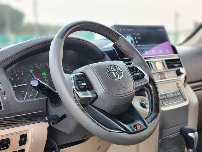 Подержанный Toyota Land Cruiser 200 Series Рестайлинг 1, 4.6 л, 2014 в Шардже от Nassem Al Sham Used Cars Белый цвет. GCC | AUTO.AE