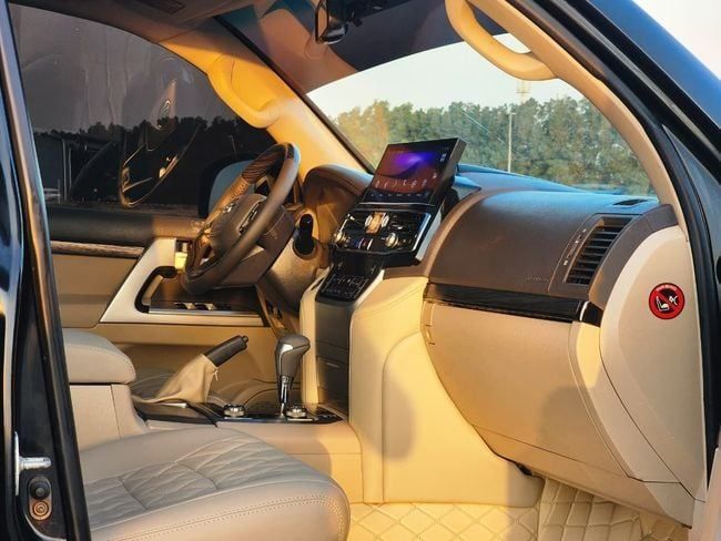 Подержанный Toyota Land Cruiser 200 Series Рестайлинг 1, 5.7 л, 2012 в Шардже от Nassem Al Sham Used Cars Белый цвет. GCC | AUTO.AE