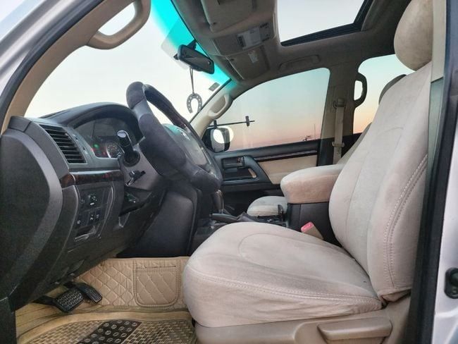 Подержанный Toyota Land Cruiser 200 Series, 5.7 л, 2009 в Шардже от Nassem Al Sham Used Cars Серебристый цвет. GCC | AUTO.AE