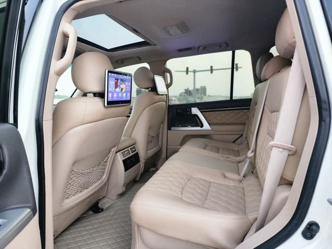 Подержанный Toyota Land Cruiser 200 Series Рестайлинг 1, 5.7 л, 2013 в Шардже от Nassem Al Sham Used Cars Белый цвет. GCC | AUTO.AE