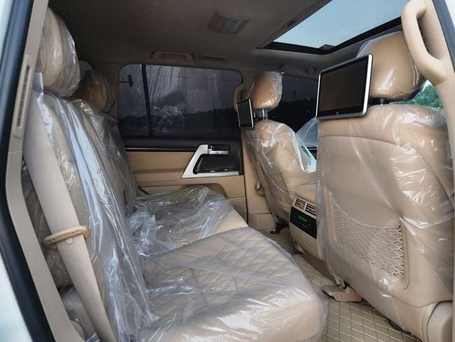 Подержанный Toyota Land Cruiser 200 Series Рестайлинг 1, 5.7 л, 2014 в Шардже от Nassem Al Sham Used Cars Белый цвет. GCC | AUTO.AE