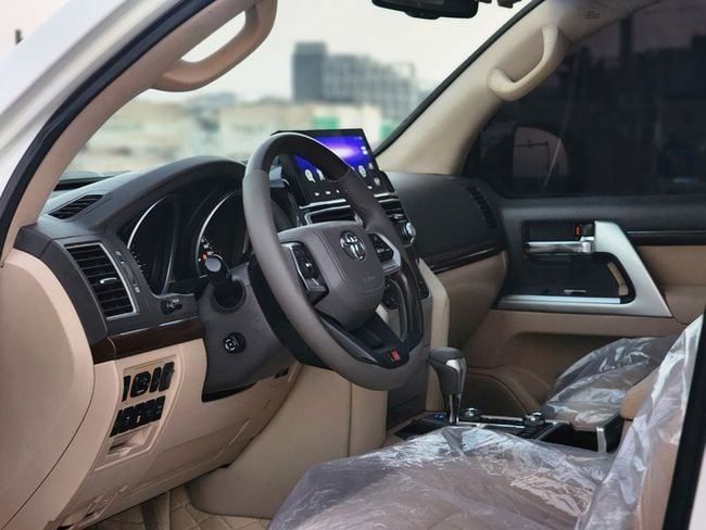 Подержанный Toyota Land Cruiser 200 Series Рестайлинг 1, 5.7 л, 2014 в Шардже от Nassem Al Sham Used Cars Белый цвет. GCC | AUTO.AE