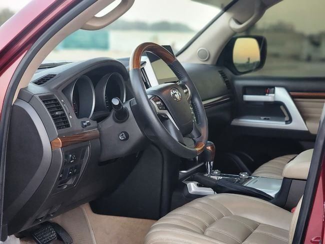 Подержанный Toyota Land Cruiser 200 Series, 5.7 л, 2010 в Шардже от Nassem Al Sham Used Cars Красный цвет. GCC | AUTO.AE