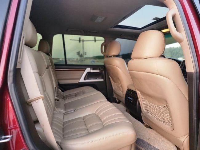 Подержанный Toyota Land Cruiser 200 Series, 5.7 л, 2010 в Шардже от Nassem Al Sham Used Cars Красный цвет. GCC | AUTO.AE