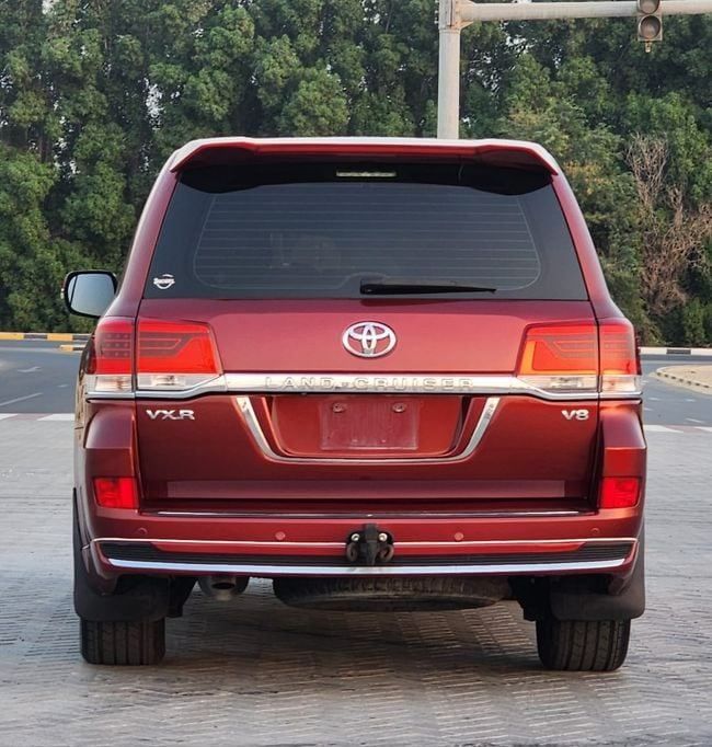 Подержанный Toyota Land Cruiser 200 Series, 5.7 л, 2010 в Шардже от Nassem Al Sham Used Cars Красный цвет. GCC | AUTO.AE