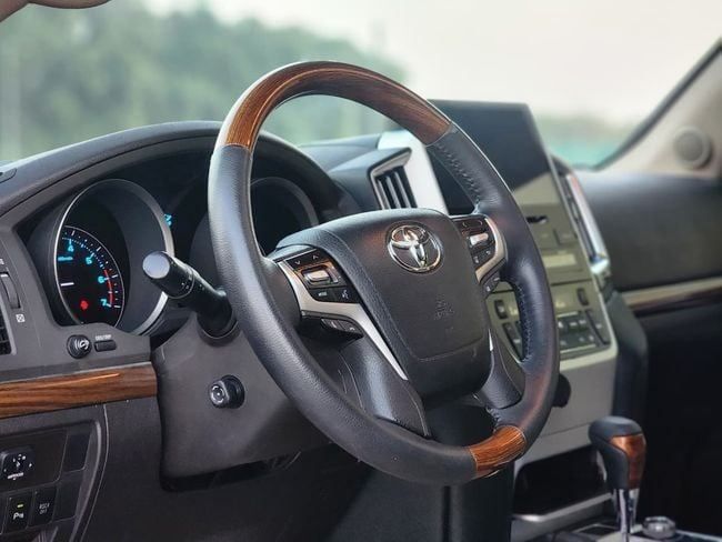 Подержанный Toyota Land Cruiser 200 Series, 5.7 л, 2010 в Шардже от Nassem Al Sham Used Cars Красный цвет. GCC | AUTO.AE