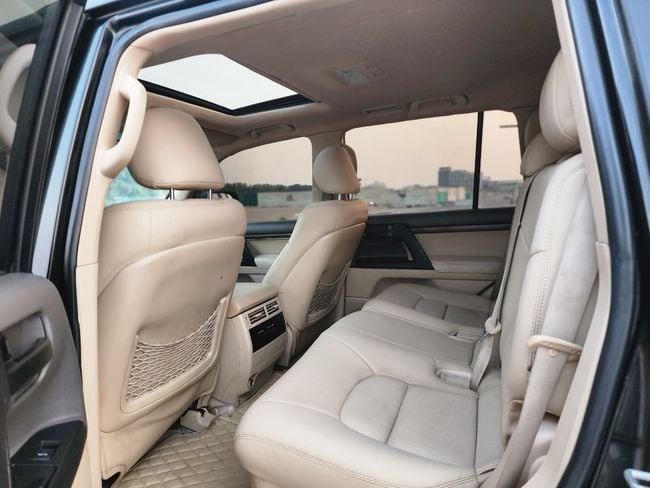 Подержанный Toyota Land Cruiser 200 Series, 5.7 л, 2012 в Шардже от Nassem Al Sham Used Cars Черный цвет. GCC | AUTO.AE
