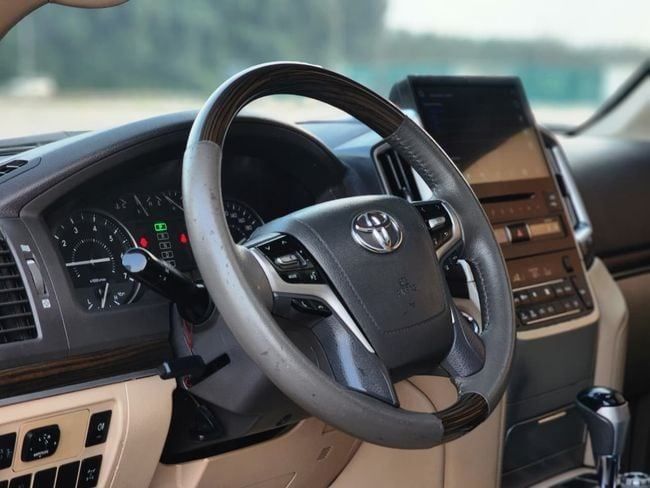 Подержанный Toyota Land Cruiser 200 Series, 5.7 л, 2012 в Шардже от Nassem Al Sham Used Cars Черный цвет. GCC | AUTO.AE