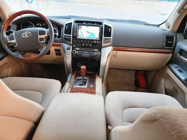 Подержанный Toyota Land Cruiser 200 Series Рестайлинг 1, 5.7 л, 2015 в Шардже от Nassem Al Sham Used Cars Золотистый цвет. GCC | AUTO.AE