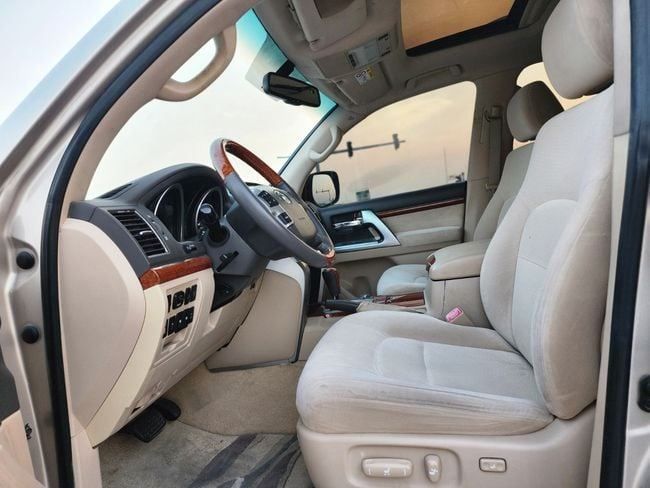 Подержанный Toyota Land Cruiser 200 Series Рестайлинг 1, 5.7 л, 2015 в Шардже от Nassem Al Sham Used Cars Золотистый цвет. GCC | AUTO.AE