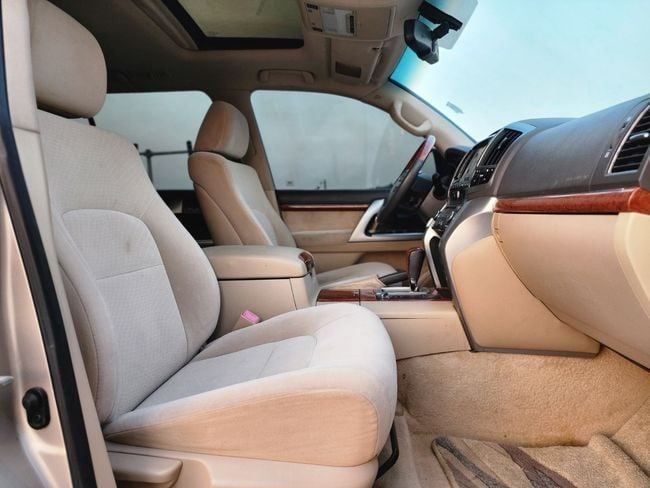 Подержанный Toyota Land Cruiser 200 Series Рестайлинг 1, 5.7 л, 2015 в Шардже от Nassem Al Sham Used Cars Золотистый цвет. GCC | AUTO.AE