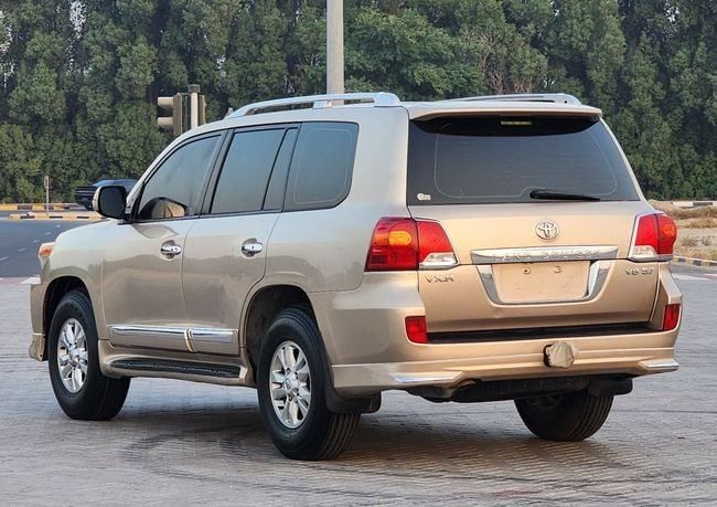 Подержанный Toyota Land Cruiser 200 Series Рестайлинг 1, 5.7 л, 2015 в Шардже от Nassem Al Sham Used Cars Золотистый цвет. GCC | AUTO.AE