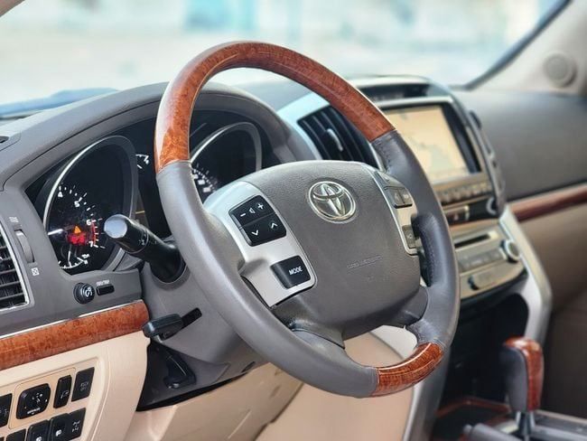 Подержанный Toyota Land Cruiser 200 Series Рестайлинг 1, 5.7 л, 2015 в Шардже от Nassem Al Sham Used Cars Золотистый цвет. GCC | AUTO.AE