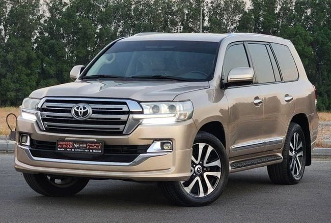 Подержанный Toyota Land Cruiser 200 Series Рестайлинг 1, 4.6 л, 2013 в Шардже от Nassem Al Sham Used Cars Золотистый цвет. GCC | AUTO.AE