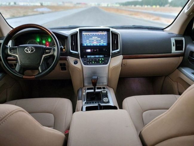 Подержанный Toyota Land Cruiser 200 Series Рестайлинг 1, 4.6 л, 2013 в Шардже от Nassem Al Sham Used Cars Золотистый цвет. GCC | AUTO.AE