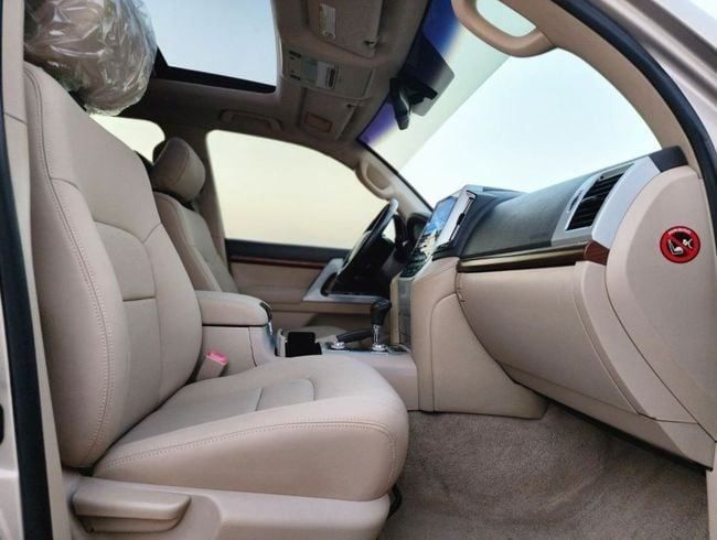 Подержанный Toyota Land Cruiser 200 Series Рестайлинг 1, 4.6 л, 2013 в Шардже от Nassem Al Sham Used Cars Золотистый цвет. GCC | AUTO.AE