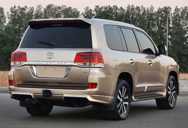 Подержанный Toyota Land Cruiser 200 Series Рестайлинг 1, 4.6 л, 2013 в Шардже от Nassem Al Sham Used Cars Золотистый цвет. GCC | AUTO.AE