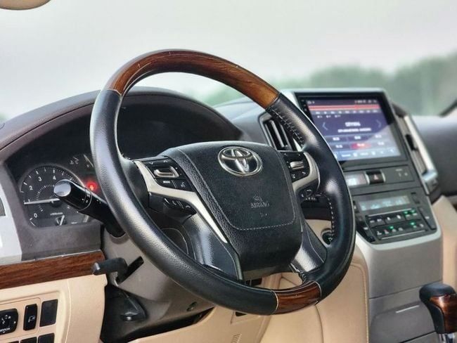 Подержанный Toyota Land Cruiser 200 Series Рестайлинг 1, 4.6 л, 2013 в Шардже от Nassem Al Sham Used Cars Золотистый цвет. GCC | AUTO.AE