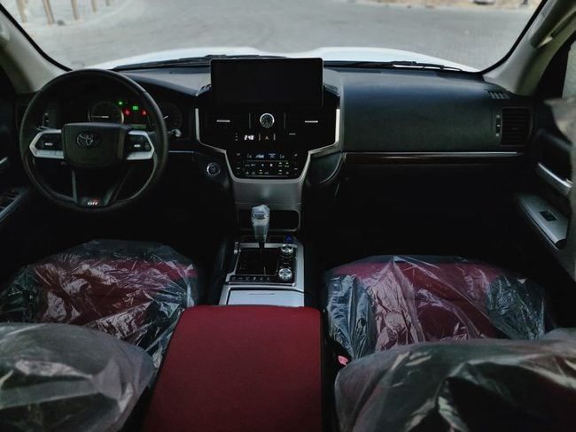 Подержанный Toyota Land Cruiser 200 Series Рестайлинг 1, 4.6 л, 2012 в Шардже от Nassem Al Sham Used Cars Белый цвет. GCC | AUTO.AE