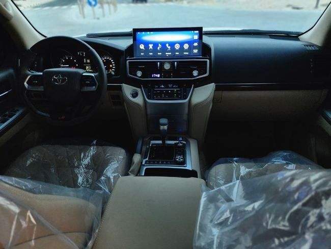 Подержанный Toyota Land Cruiser 200 Series Рестайлинг 1, 5.7 л, 2014 в Шардже от Nassem Al Sham Used Cars Белый цвет. GCC | AUTO.AE