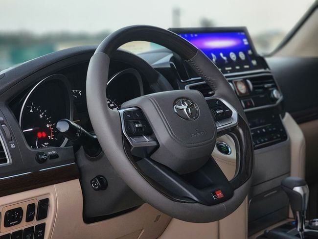 Подержанный Toyota Land Cruiser 200 Series Рестайлинг 1, 5.7 л, 2014 в Шардже от Nassem Al Sham Used Cars Белый цвет. GCC | AUTO.AE