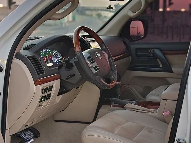 Подержанный Toyota Land Cruiser 200 Series Рестайлинг 1, 4.6 л, 2013 в Шардже от Nassem Al Sham Used Cars Белый цвет. GCC | AUTO.AE