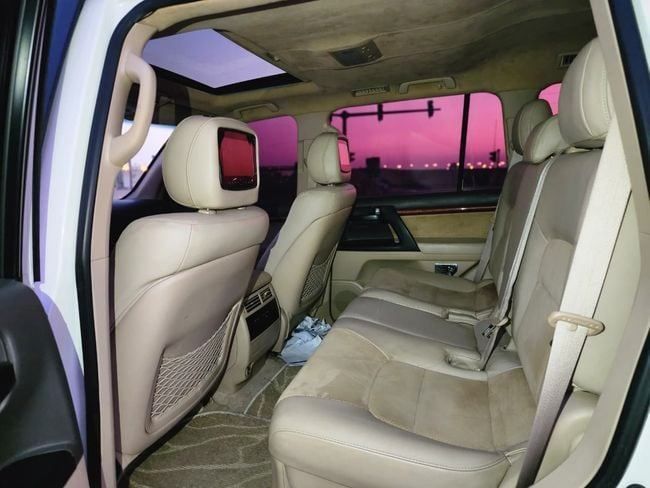 Подержанный Toyota Land Cruiser 200 Series Рестайлинг 1, 4.6 л, 2013 в Шардже от Nassem Al Sham Used Cars Белый цвет. GCC | AUTO.AE