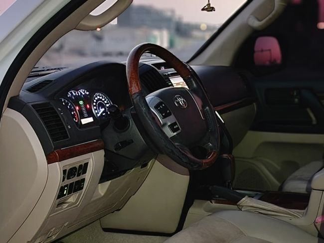 Подержанный Toyota Land Cruiser 200 Series Рестайлинг 1, 4.6 л, 2013 в Шардже от Nassem Al Sham Used Cars Белый цвет. GCC | AUTO.AE