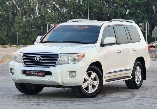 Подержанный Toyota Land Cruiser 200 Series Рестайлинг 1, 4.6 л, 2013 в Шардже от Nassem Al Sham Used Cars Белый цвет. GCC | AUTO.AE