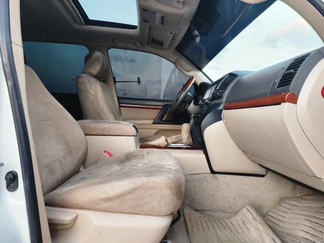 Подержанный Toyota Land Cruiser 200 Series Рестайлинг 1, 4.6 л, 2013 в Шардже от Nassem Al Sham Used Cars Белый цвет. GCC | AUTO.AE